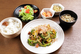 ゴーヤチャンプル定食（ゴーヤチャンプル、ライス、ミミガー、沖縄そばスープ）