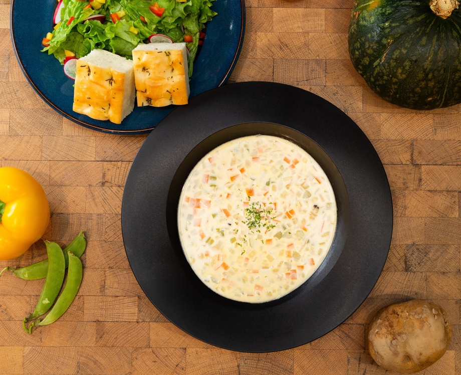 たっぷりサラダとクラムチャウダーのランチ