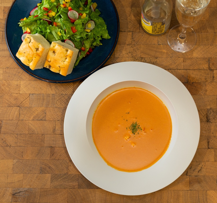たっぷりサラダとオマール海老のビスクランチ