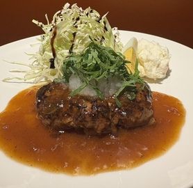 手ごねハンバーグ和風ソース　サラダ　スープ付