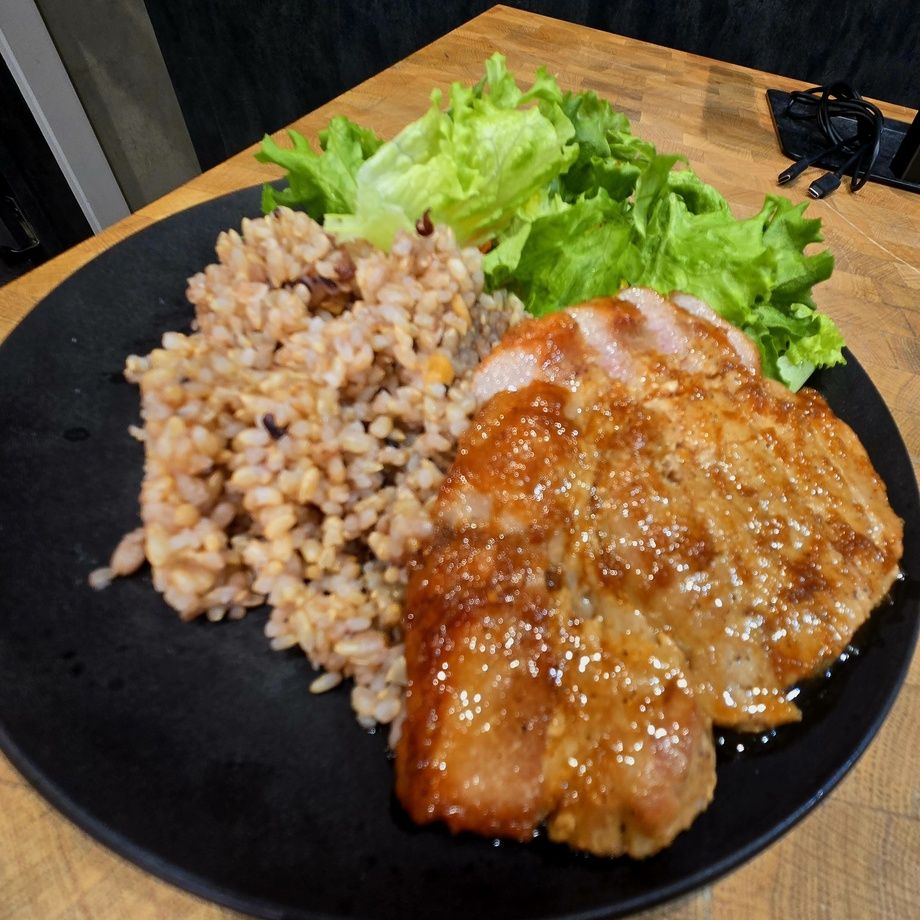 絶品ポークジンジャープレート【玄米・サラダ・ミニスープ】