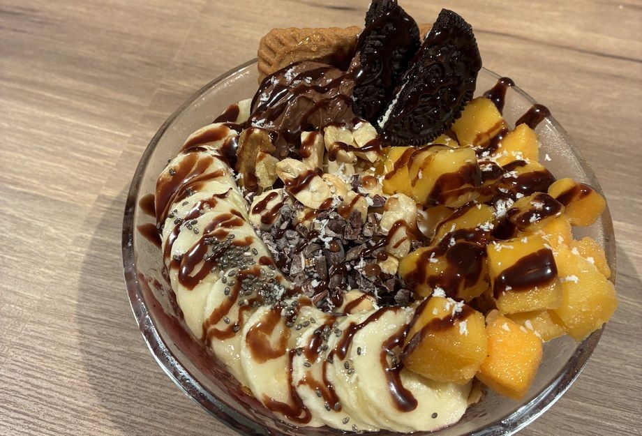 期間限定クラッキングチョコ盛りアサイーボウル