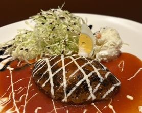 手ごねハンバーグトマトソース　サラダ　スープ付