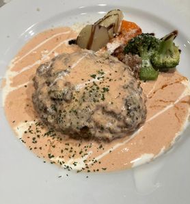 手ごねハンバーグトマトクリームソース　サラダ　スープ付