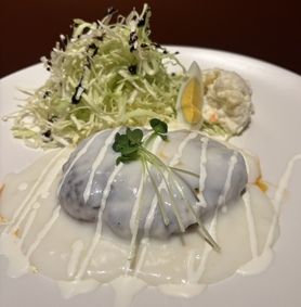 手ごねハンバーグホワイトソース　サラダ　スープ付