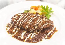 手ごねハンバーグミートソースサラダ　スープ付