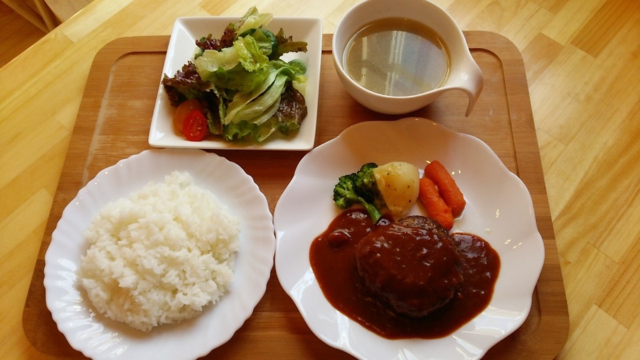 ハンバーグ定食(デミグラスソース)ライス、サラダ、スープ付