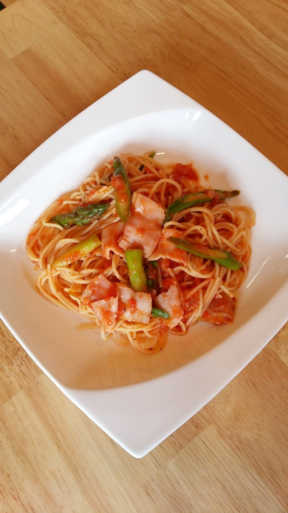 アスパラとベーコンのトマトソース パスタ