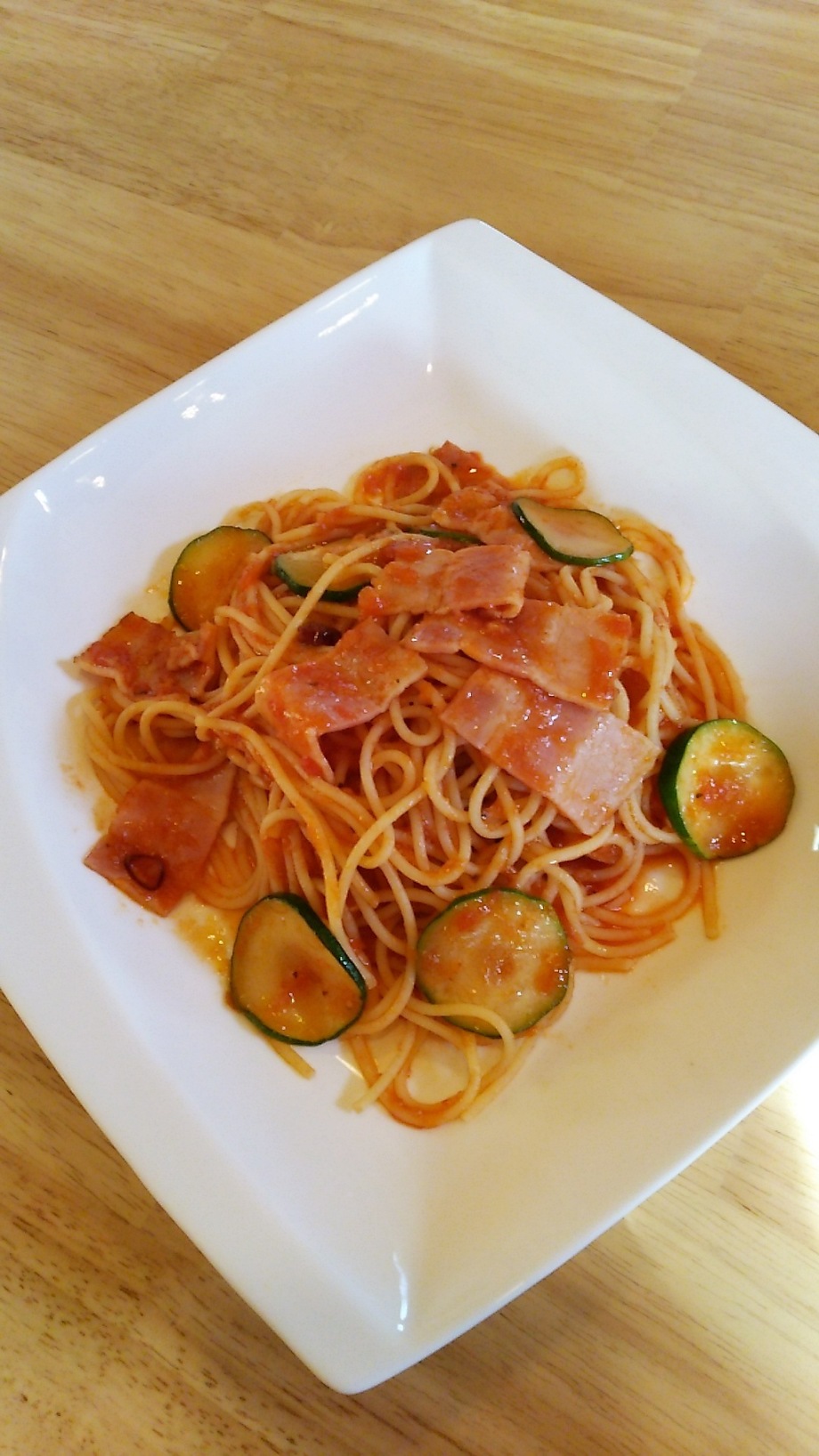 ズッキーニとベーコンのトマトソース パスタ