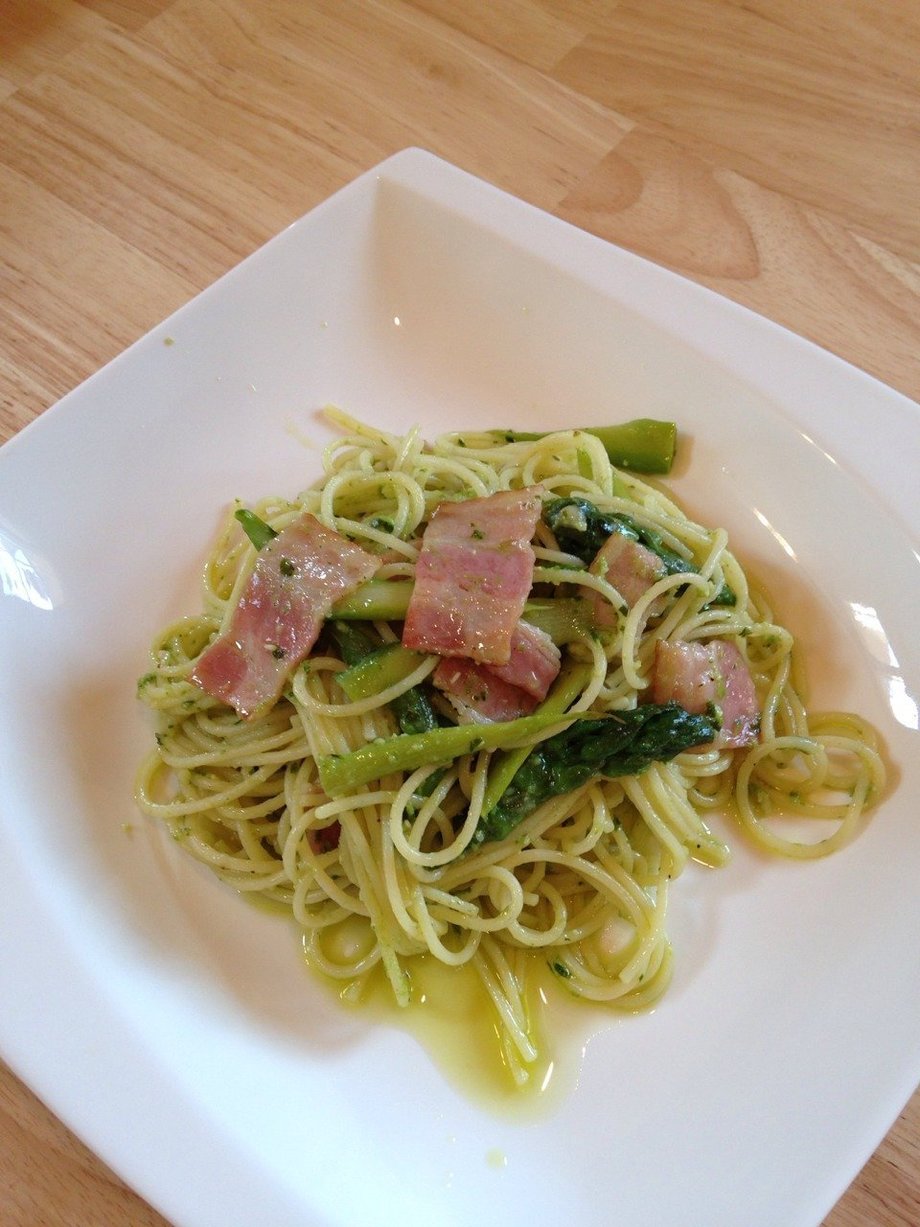アスパラとベーコンのバジルソース パスタ