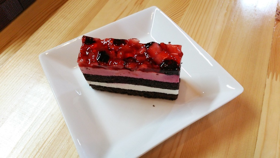 いちごとブルーベリーのケーキ