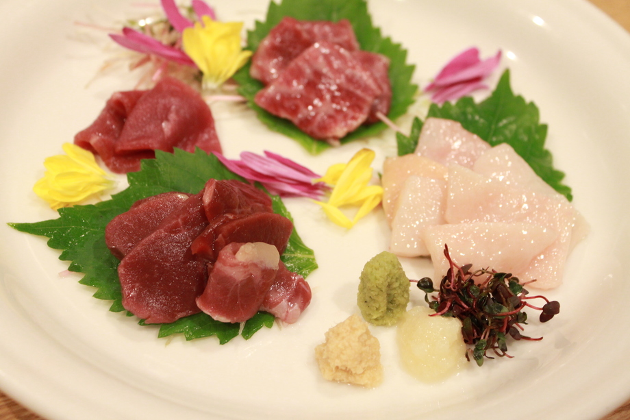 馬刺し三点盛り（２，０００円）
