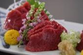 馬刺し上赤身（９８０円）