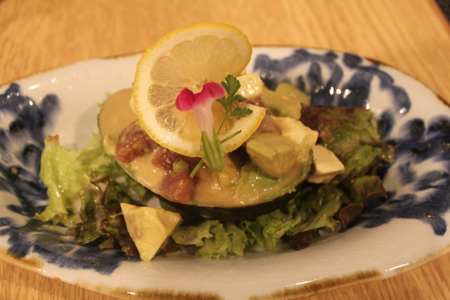 鮪・アボカド・クリームチーズのサラダ（７５０円）