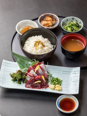 【くじら】 名物、鯨のお刺身定食