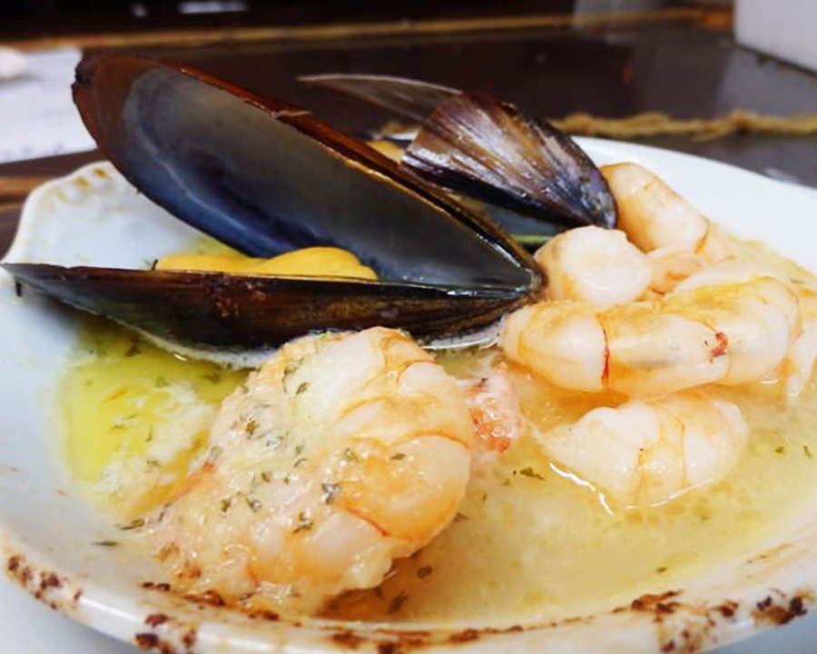 ムール貝と海老のにんにくバター