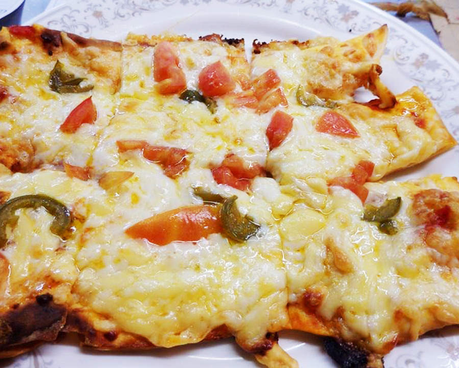 ハラペーニョとトマトのピザ