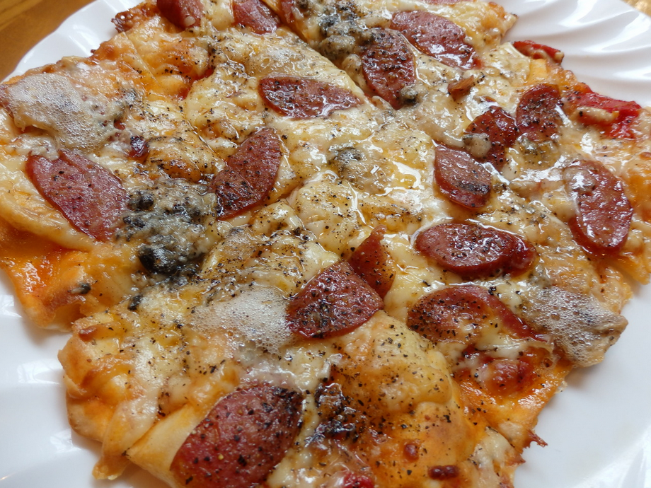 チョリソーソーセージとゴルゴンゾラのピザ