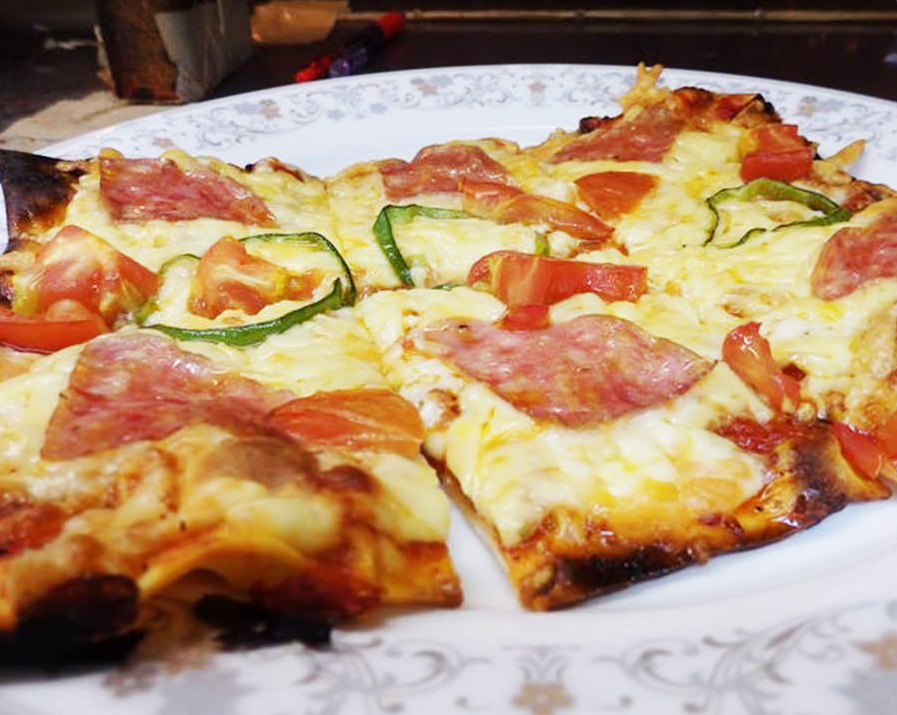 サラミソーセージとピーマンのピザ