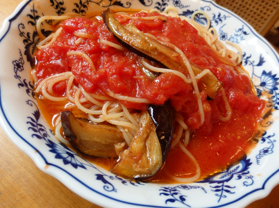 ナスとトマトの赤唐辛子入りスパゲティ