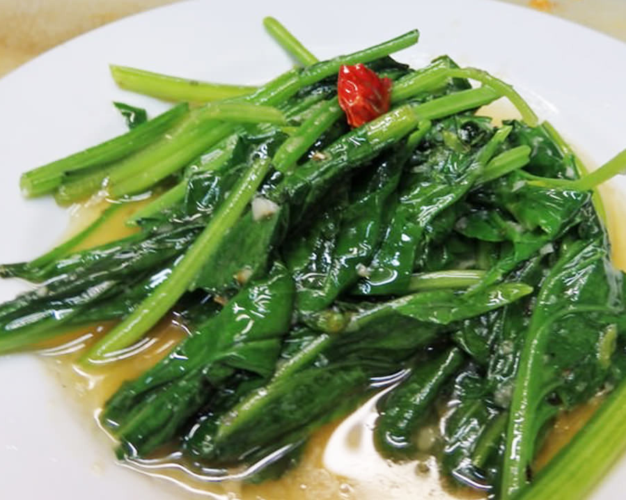 新鮮なほうれん草のガーリックソテイ