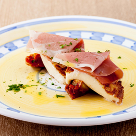 熱々モッツァレラチーズとセミドライトマトのカプレーゼ