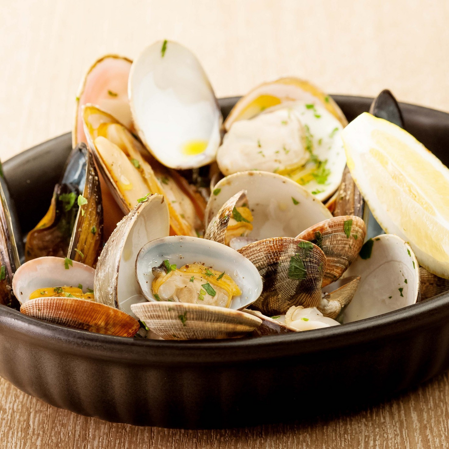 活貝類のエキスたっぷり白ワイン蒸し（980円）