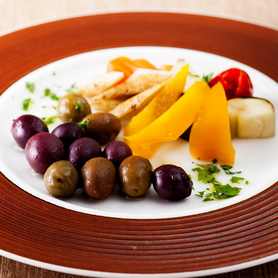 自家製ピクルスとオリーブの盛り合わせ