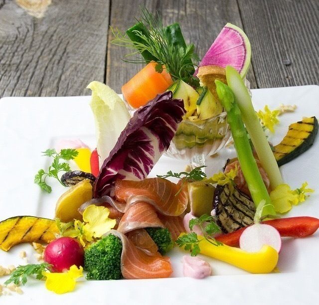 自家製スモークサーモンと10種野菜のガルグイユ（2190）