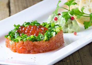 中落ちサーモンとイクラのタルタル　アボカドのディップを添えて（890）