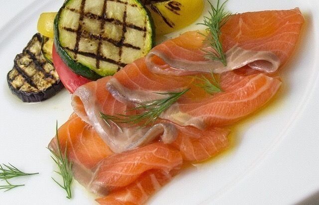 グリルした季節野菜と生サーモンのマリネ　ディルの香り（790）