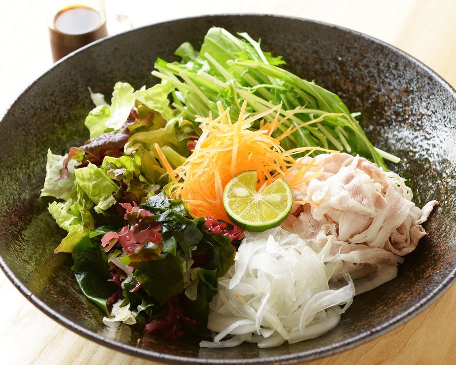 水菜と三河もち豚しゃぶしゃぶのハリハリサラダ すだちポン酢ドレッシングで（680円）