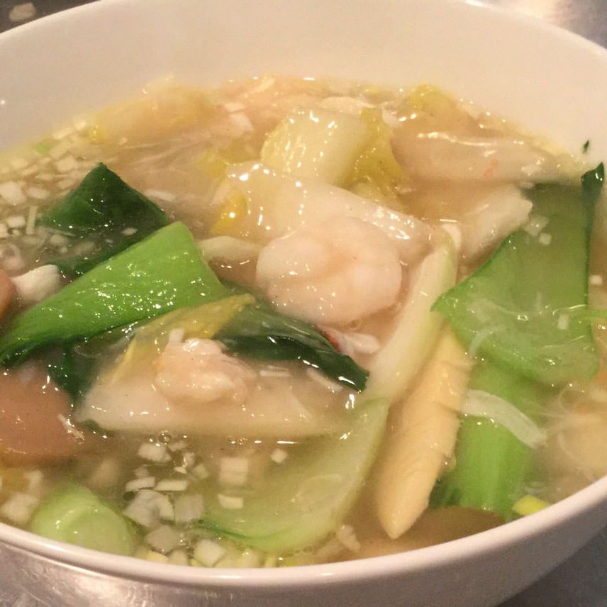 タラバ蟹、海老入りスープ麺、たらば蟹肉の出汁がいっぱい。寒い時の身体が。。