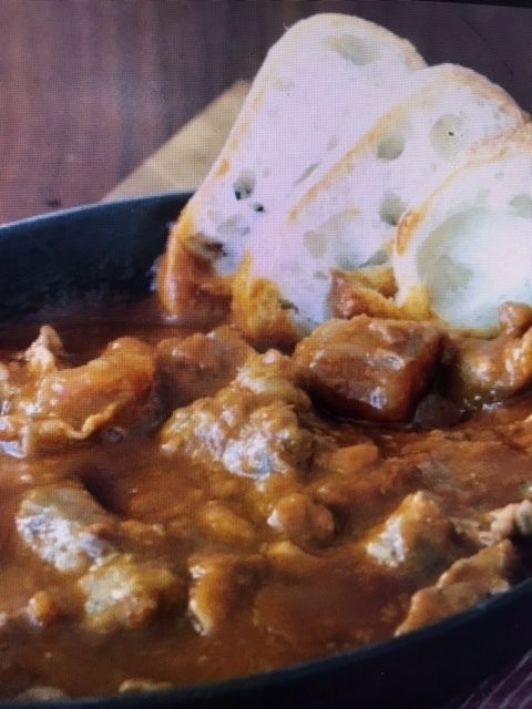 牛筋デミグラス煮込み　～バケット添え～（690円）