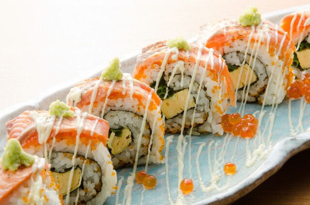 アボカド サーモンROLL（880円）