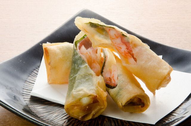 モッツァレラチーズとエビのプリプリ春巻き（680円）