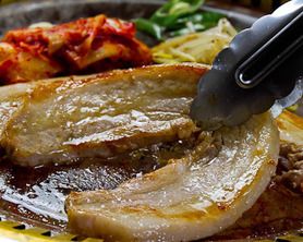 ◎鍋・その他焼き物　　　　和牛もつ鍋(11~3月）　　　　　　　　水晶で焼くサムギョプサル　　　　　　　　ラムシンステーキ　　　　　スルメイカ　　　　　　　有頭大エビ　　　　　　　活ホタテ貝　　　　　　　　海鮮盛り　　　　　　　　粗挽きソーセージ　　　　　イベリコ豚のトントロ　　　　　四万十鶏のもも　　　　　焼き野菜盛り