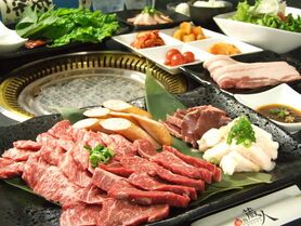 ◎平社員コース　　　　　（飲み放題付）全11品　　本日の一品/キムチ盛合せ/サラダ/サムギョプサル/カルビ/ハラミ/ホルモン2種/ソーセージ/ごはん/アイス　　　　　　　　　　　　☆お得な人気コース！