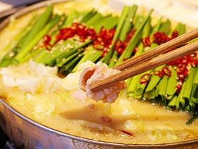 ◎水晶で焼くサムギョプサルと和牛もつ鍋コース　　　　　（飲み放題付）全7品　　　　　キムチ盛合せ/本日の一品2種/サムギョプサル/和牛もつ鍋(スープは赤・白・黒から選べます)/〆のうどんorラーメンor雑炊（11月～3月限定）