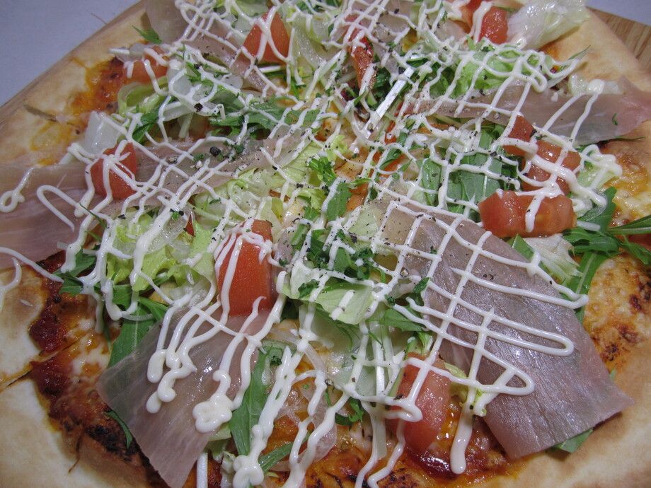 生ハムとサラダピザ（M990 / L1.290）