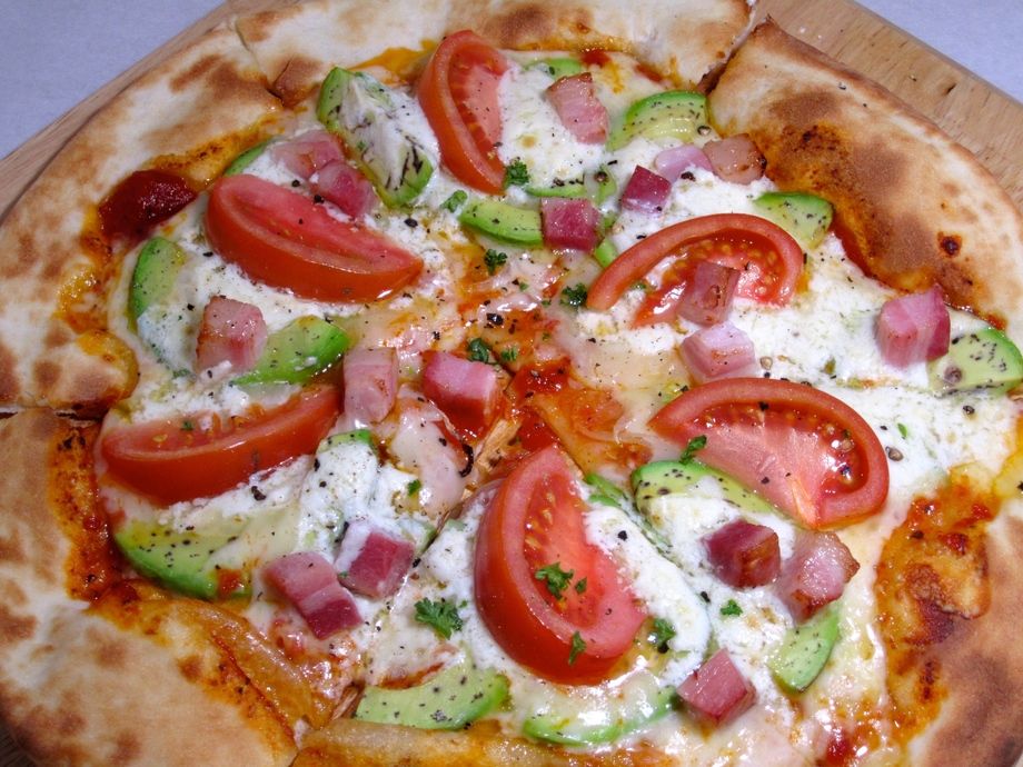 トマトとアボカドのピザ（M990 / L1.290）