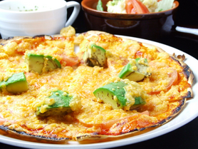 エビとアボカドのトマトソースPIZZA