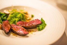 放牧牛炭火焼　Chacoal grilled grazing beef　コース料理をご予約頂くとご提供がスムーズです。