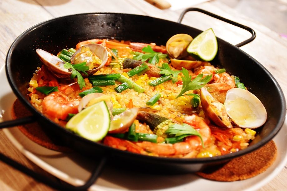 ある日のメニューの一例を載せています。食材の入荷状況によってアラカルトのお料理は毎日変わります。お子様のご来店に年齢制限はございませんが、ワインとともにゆっくりお食事されるお客様が多いため、保護者の方は周りにご配慮をお願いいたします。（前菜盛り合わせお一人2000円をご人数分＋主菜は24000円～お選び下さい　）