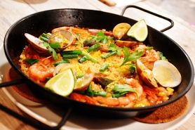 ある日のメニューの一例を載せています。食材の入荷状況によってアラカルトのお料理は毎日変わります。お子様のご来店に年齢制限はございませんが、ワインとともにゆっくりお食事されるお客様が多いため、保護者の方は周りにご配慮をお願いいたします。