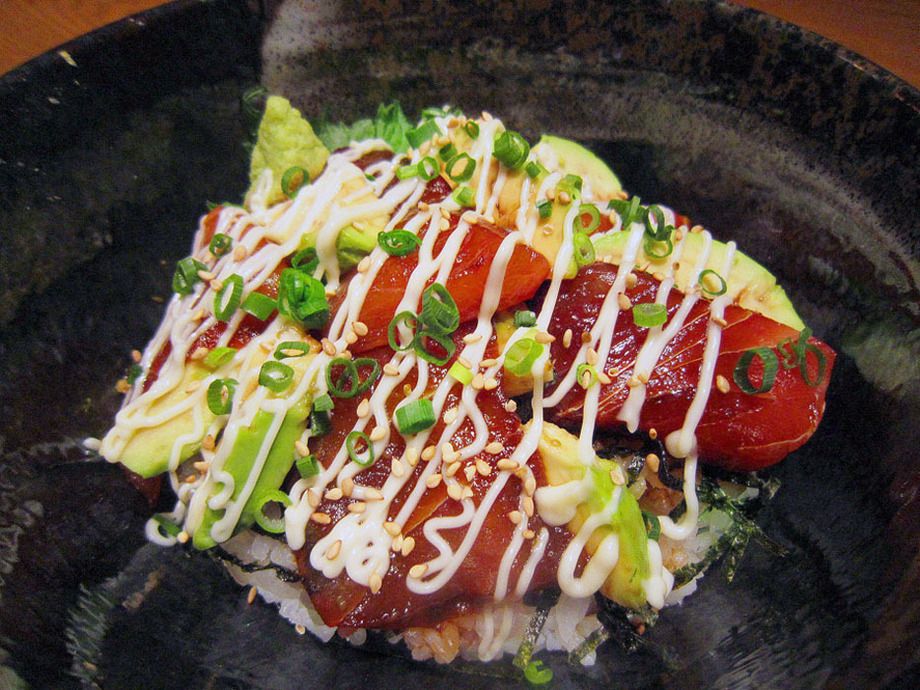 づけマグロとアボカド丼