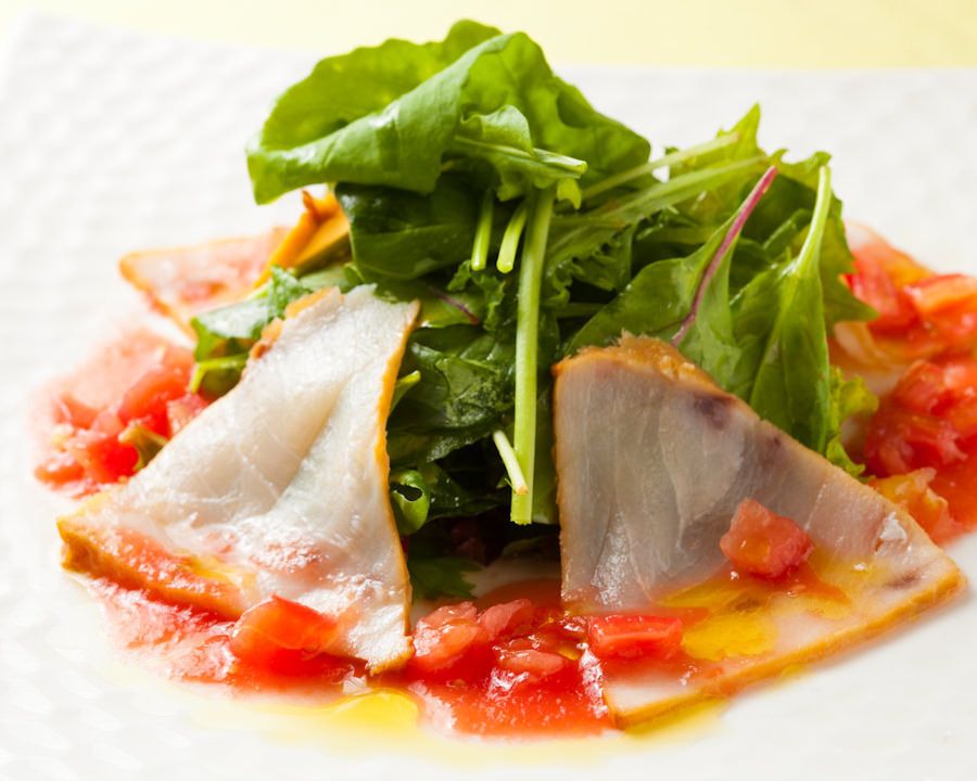 カジキマグロの軽いスモーク　サラダ仕立て