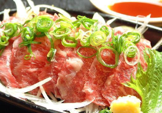 熊本直送の馬刺し（赤身1100円霜降り1950円）