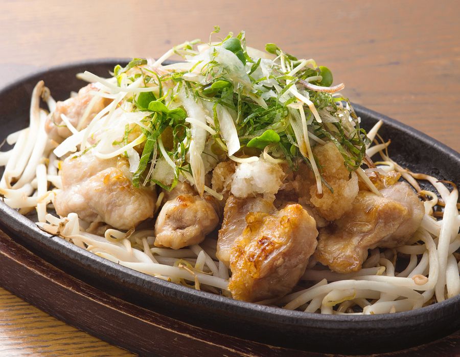 甲斐極み鶏鉄板焼き　にんにく醤油／おろしポン酢