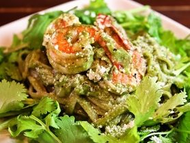 天使のエビのパクベーゼ（パクチーのジェノベーゼ）